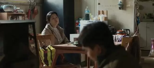 电影《世界的主人》以日常性重构性侵叙事，引发观众对“旁观者责任”的深度讨论 | 细节速览
