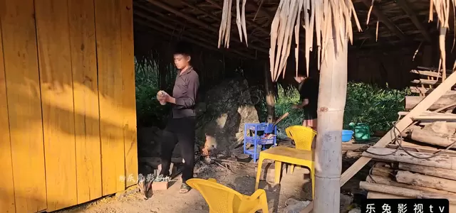 小龙小花为报师恩炒一荤一素两菜请木工师傅吃饭 | 相关图片